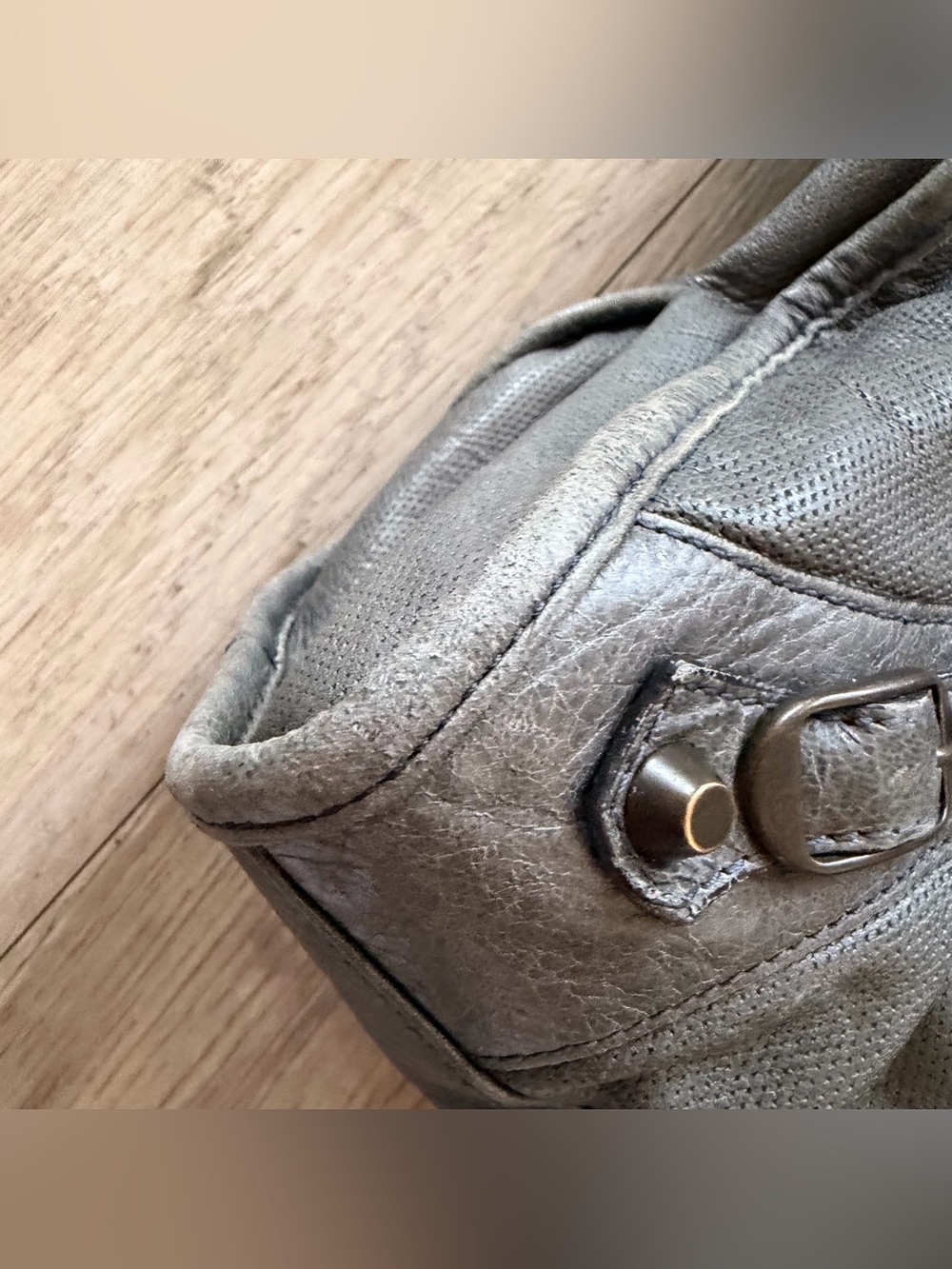Authentic Balenciaga city bag in grey perforated leather - Picture 5 of 9
